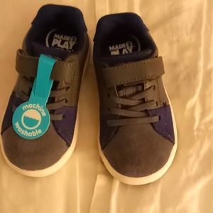 Stride rite made to play shoes size 5.5M baby size NWT